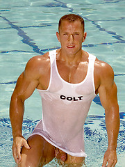 Muscle man posing by the pool - Gay porn pics at Gaystick