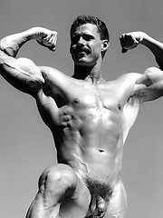 Daddy from 70s shows his muscled buddy - Gay porn pics at Gaystick