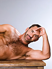 Hairy muscle man posing - Gay porn pics at Gaystick