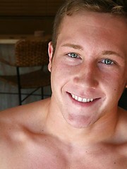 Doug shows his sexy muscled cock - Gay porn pics at Gaystick