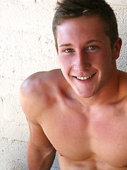 Doug shows his sexy muscled cock - Gay porn pics at Gaystick