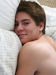 Innocent jock boy posing - Gay porn pics at Gaystick
