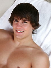 Cute frat jock Daniel posing - Gay porn pics at Gaystick
