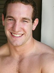 Muscle hunk James naked - Gay porn pics at Gaystick
