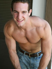 Muscle hunk James naked - Gay porn pics at Gaystick