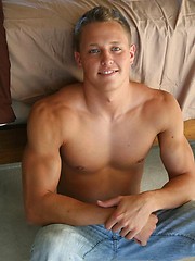 Muscled jock playing with cock - Gay porn pics at Gaystick