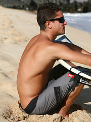 Hawaian surfer jock posing naked - Gay porn pics at Gaystick
