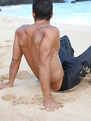 Hawaian surfer jock posing naked - Gay porn pics at Gaystick