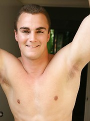 College dude Mac shows his rod - Gay porn pics at Gaystick