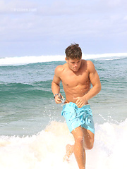 Sexy beach jock playing outdoors and in a room - Gay porn pics at Gaystick