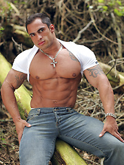 Samuel Vieira, latin bodybuilder - Gay porn pics at Gaystick