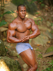 Powerful, straight black bodybuilder Orso Orfeo - Gay porn pics at Gaystick