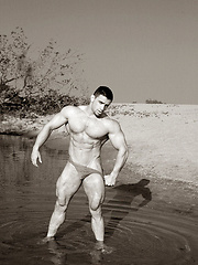 Strong macho posing outdoor - Gay porn pics at Gaystick