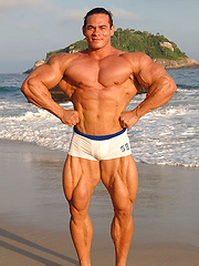 Latin bodybuilder Tito Ortiz posing - Gay porn pics at Gaystick
