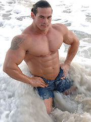 Latin bodybuilder Tito Ortiz posing - Gay porn pics at Gaystick