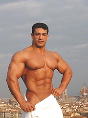 Strong bodybulder Tarek - Gay porn pics at Gaystick