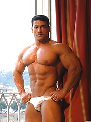 Strong bodybulder Tarek - Gay porn pics at Gaystick