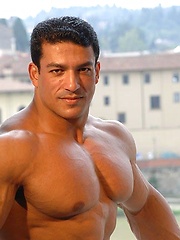 Strong bodybulder Tarek - Gay porn pics at Gaystick