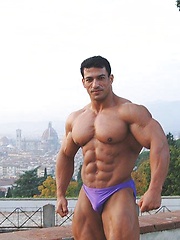 Strong bodybulder Tarek - Gay porn pics at Gaystick