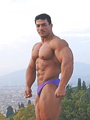 Strong bodybulder Tarek - Gay porn pics at Gaystick