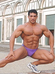 Strong bodybulder Tarek - Gay porn pics at Gaystick