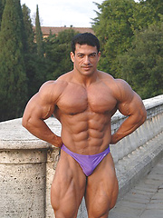 Strong bodybulder Tarek - Gay porn pics at Gaystick