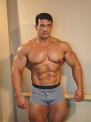 Strong bodybulder Tarek - Gay porn pics at Gaystick