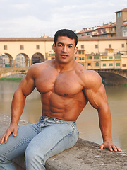 Strong bodybulder Tarek - Gay porn pics at Gaystick