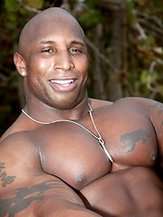 Ebony bodybuilder outdoors - Gay porn pics at Gaystick