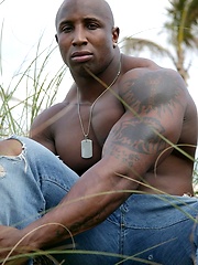 Ebony bodybuilder outdoors - Gay porn pics at Gaystick