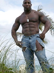 Ebony bodybuilder outdoors - Gay porn pics at Gaystick