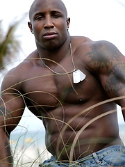 Ebony bodybuilder outdoors - Gay porn pics at Gaystick