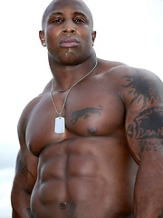 Ebony bodybuilder outdoors - Gay porn pics at Gaystick