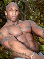 Ebony bodybuilder outdoors - Gay porn pics at Gaystick