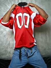 Black hunk getting naked - Gay porn pics at Gaystick