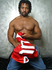 Black hunk getting naked - Gay porn pics at Gaystick