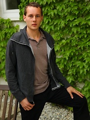 Gorgeous Tim Sitwell busts a nut outdoors. - Gay porn pics at Gaystick