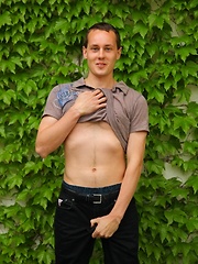 Gorgeous Tim Sitwell busts a nut outdoors. - Gay porn pics at Gaystick