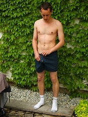 Gorgeous Tim Sitwell busts a nut outdoors. - Gay porn pics at Gaystick