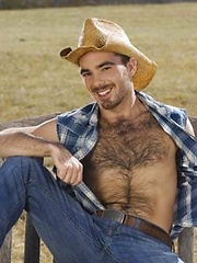 Smiley cowboy man showing his nude hairy chest - Gay porn pics at Gaystick