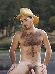 Smiley cowboy man showing his nude hairy chest - Gay porn pics at Gaystick