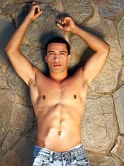 American guy loves running his hands all over his smooth skin - Gay porn pics at Gaystick