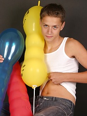 Cute twink posing with baloons - Gay porn pics at Gaystick