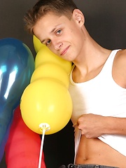 Cute twink posing with baloons - Gay porn pics at Gaystick