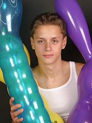 Cute twink posing with baloons - Gay porn pics at Gaystick