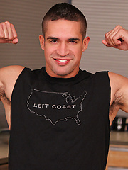 Darius has an incredible muscular body - Gay porn pics at Gaystick