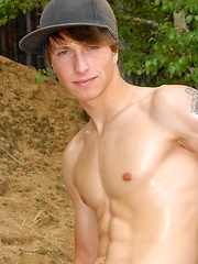Nude skinny boy playing in the sand - Gay porn pics at Gaystick