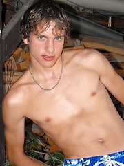 Straight euro boy posing on the backyard - Gay porn pics at Gaystick