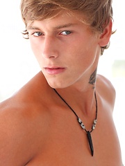 Kevin Warhol solo pin-up - Gay porn pics at Gaystick