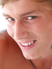 Kevin Warhol solo pin-up - Gay porn pics at Gaystick